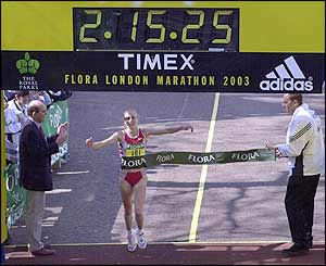 Paula Radcliffe wins her second London Marathon