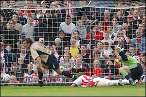 Arsenal's Fredrik Ljungberg opens the scoring at Old Trafford