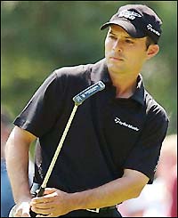 Mike Weir takes the lead at the Masters at the second hole