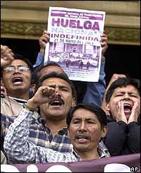 Workers from the Justice Palace shout slogans against the president in front of Lima's Justice Palace 