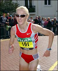 Paula Radcliffe reaches St Katherine's dock