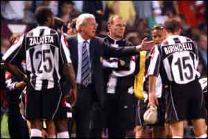 Juventus coach Marcelo Lippi tries to raise his exhausted players 