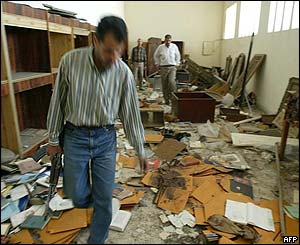 Iraqi guards in the National Museum of Baghdad