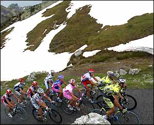 The peleton ride up a snowy mountain on stage 18