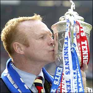 Alex McLeish kisses the Scottish Cup