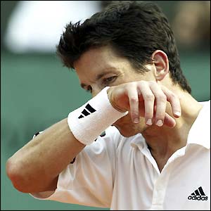 Henman wipes his face on his sweatband