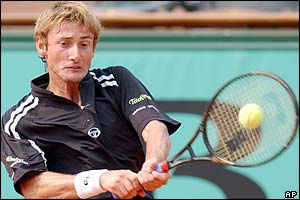 Ferrero plays a two-handed backhand