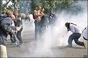 Police fire tear gas at protesters at Annemasse 