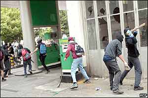 Youths smash windows at a petrol station in Geneva