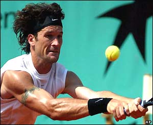Carlos Moya stretches for the ball