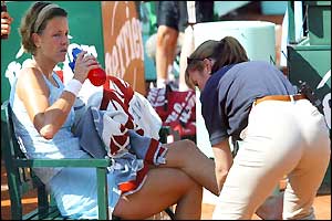 Lindsay Davenport is treated by a doctor