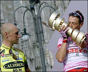 Simoni lifts the trophy