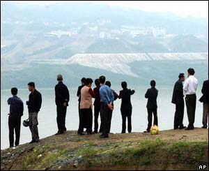 Locals have a final look at their home towns at the Three Gorges project 