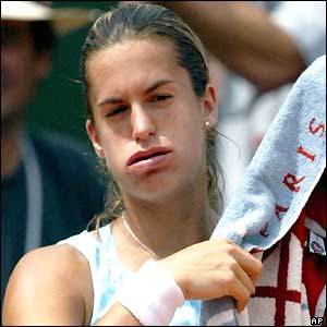 Amelie Mauresmo shows her frustration during the change of ends