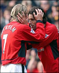 David Beckham helps Ruud van Nistelrooy celebrate Man Utd's opening goal 