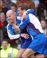 Henning Berg and Craig Short celebrate Berg's equaliser 