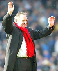 Gerard Houllier salutes the crowd after Liverpool beat Everton 2-1