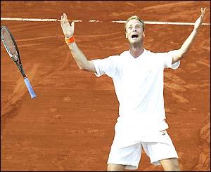 Martin Verkerk celebrates after beating Carlos Moya