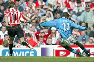 Rover's David Dunn tussles with Wanderers' Ricardo Gardner in a goalless draw at Ewood Park