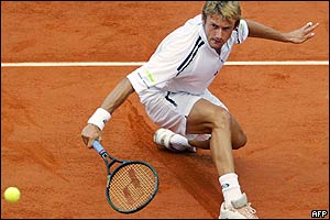 Spain's Juan Carlos Ferrero returns to Chile's Fernando Gonzalez 