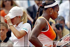 Belgium's Justine Henin-Hardenne and her US opponent Serena Williams return on the court 