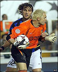 Valencia's goalkeeper Santiago Canizares grabs the ball after a shot by Inter Milan's Christian Vieri 