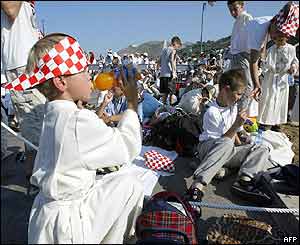Boys wait for the Pope 