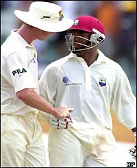 Brett Lee Salutes Lara as he leaves the pitch