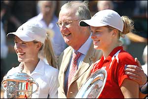 Justine Henin-Hardenne poses with King Albert II of Belgium and runner-up Kim Clijsters 