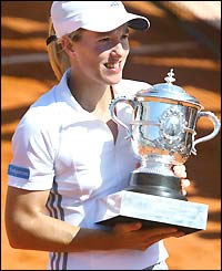 Justine Henin-Hardenne poses with the women's singles trophy