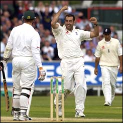Richard Johnson celebrates the wicket of Heath Streak as a smile breaks on captain nasser Hussain's face in the background