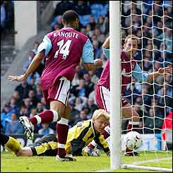 Freddie Kanoute scores from close range against Manchester City