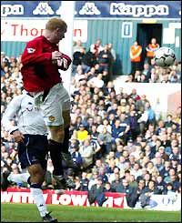 Paul Scholes heads Man Utd's opener against Spurs