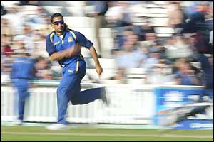 Surrey's Adam Hollioake unsuccessfully attempts a run out