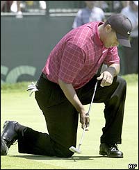  Woods double bogeys the ninth hole 