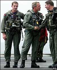 President Bush (C) thanks his pilots 