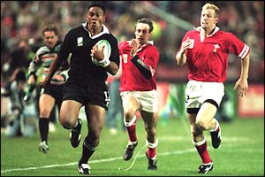 New Zealand's Jonah Lomu shows a clean pair of heels to the Welsh defence