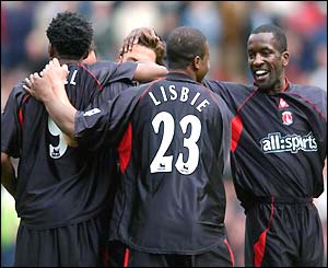 Charlton players celebrate Claus Jensen's equaliser