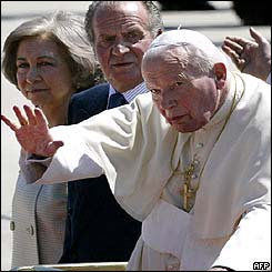 Spain's King Juan Carlos and Queen Sofia greet the Pope at the airport
