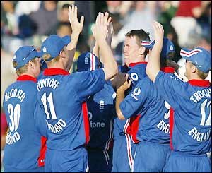 Imran Nazir is caught by Vikram Solanki off the bowling of Rikki Clarke