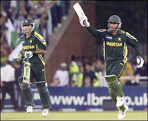 Abdul Razzaq and Mohammed Sami celebrate Pakistan's win
