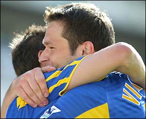 Mark Viduka congratulates goalscorer Harry Kewell