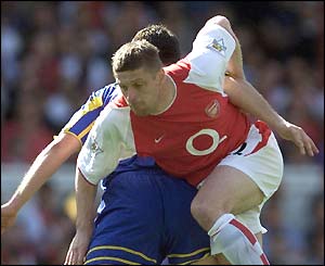 Oleg Luzhny battles for the ball