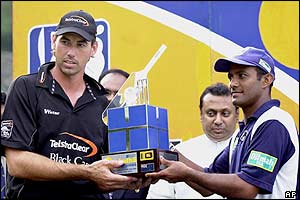 New Zealand captain Stephen Fleming and Sri Lanka skipper Hashan Tillakaratne share the trophy after the series ends 0-0