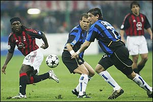 AC Milan's Clarence Seedorf is surrounded by Inter's Luigi Di Biagio and Francesco Coco 