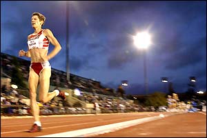 Marla Runyan takes the lead en route to winning her third consecutive National win in the women's 5000m final at the USA Outdoor Track and Field Championships