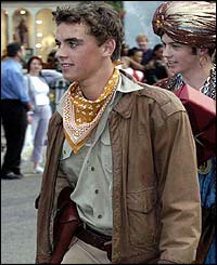Guests at Windsor arrive at the castle on foot