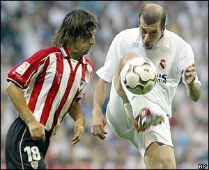 Zinedine Zidane lifts the ball over Athletic Bilbao's Bittor Alkiza