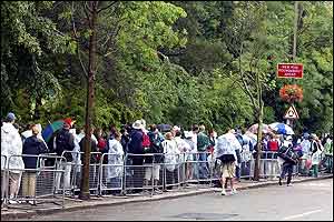 Thousands queue to get into Wimbledon