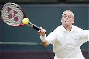 Hewitt struggles to fight back in the third set